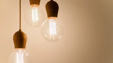 La luz sube hoy un 14% y se sitúa en los 107,71 euros el MW/h. La luz sube hoy un 14% y se sitúa en los 107,71 euros el MW/h.