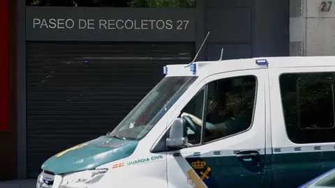 Imagen de un vehículo de La Guardia Civil durante el registro de las oficinas de una de las empresas de Juan Carlos Barrabés. Imagen de un vehículo de La Guardia Civil durante el registro de las oficinas de una de las empresas de Juan Carlos Barrabés.