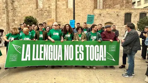 "La Llengua no es toca!" "La Llengua no es toca!"