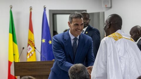 El presidente del Gobierno espa&ntilde;ol, Pedro S&aacute;nchez, a su llegada al Instituto Cervantes, en Dakar, Senegal. 