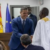 El presidente del Gobierno español, Pedro Sánchez, a su llegada al Instituto Cervantes, en Dakar, Senegal. 