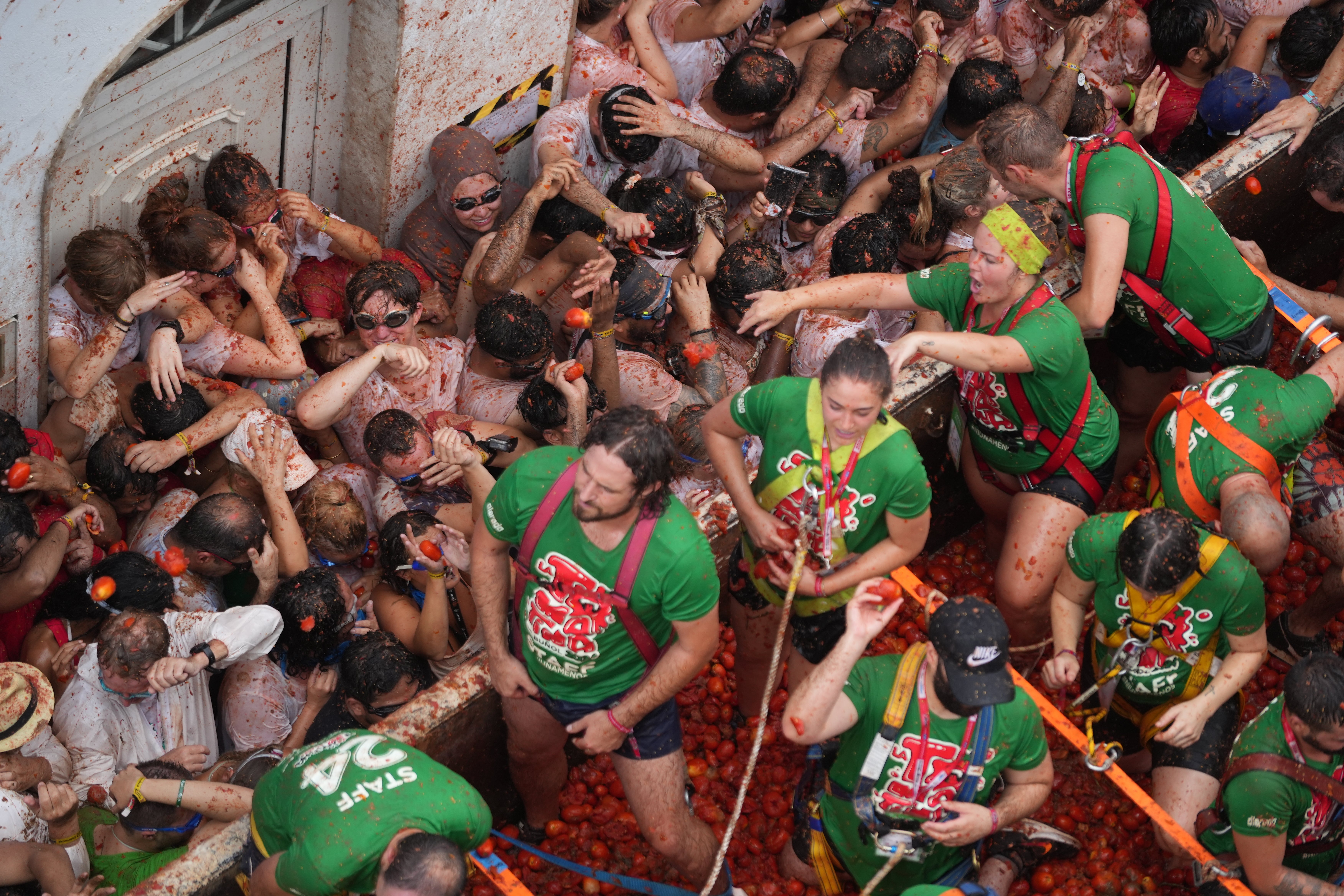 La Tomatina vuelve a teñir de rojo Buñol en una edición con 22.000 participantes de 28 países La Tomatina vuelve a teñir de rojo Buñol en una edición con 22.000 participantes de 28 países