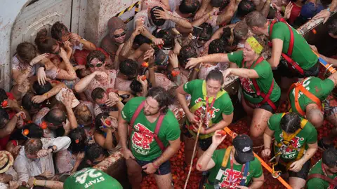 Decenas de personas durante la Tomatina de Buñol 2024, a 28 de agosto de 2024, en Buñol, Valencia, Comunidad Valenciana (España). Unos 150.000 kilos de tomates preparados por la empresa Frutas y Verduras Massanassa llegaron repartidos en seis camiones ayer, 27 de agosto, a Buñol para la celebración de la Tomatina, en la que se esperan 22.000 participantes. (Jorge Gil / Europa Press) Decenas de personas durante la Tomatina de Buñol 2024, a 28 de agosto de 2024, en Buñol, Valencia, Comunidad Valenciana (España). Unos 150.000 kilos de tomates preparados por la empresa Frutas y Verduras Massanassa llegaron repartidos en seis camiones ayer, 27 de agosto, a Buñol para la celebración de la Tomatina, en la que se esperan 22.000 participantes. (Jorge Gil / Europa Press)