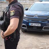 Imagen de un agente y un coche patrulla de la Policía Nacional. - POLICÍA NACIONAL