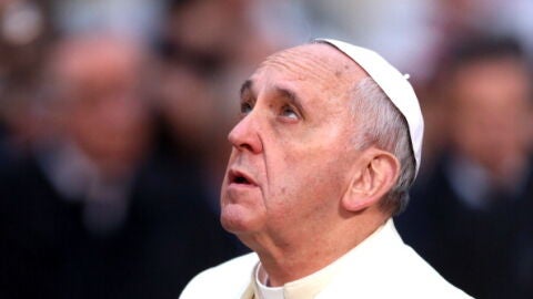 Imagen de archivo. El Papa Francisco rezando frente a la estatua de la Inmaculada Concepción en Roma.