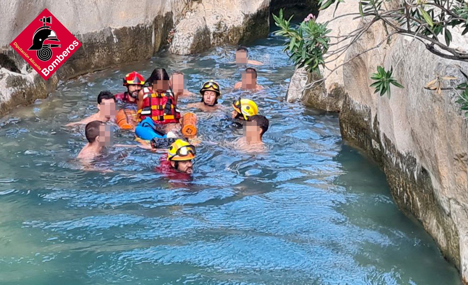 Los bomberos rescatan a una turista lesionada en el estrecho de Facos dentro de les Fonts d’ Algar Los bomberos rescatan a una turista lesionada en el estrecho de Facos dentro de les Fonts d’ Algar