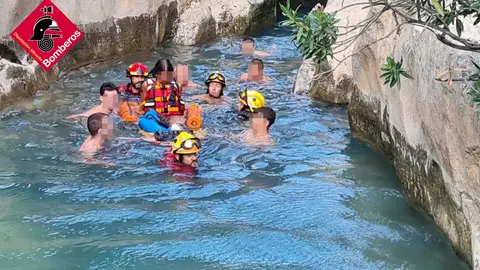 Los bomberos rescatan a una turista lesionada en el estrecho de Facos dentro de les Fonts d’ Algar Los bomberos rescatan a una turista lesionada en el estrecho de Facos dentro de les Fonts d’ Algar