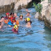 Los bomberos rescatan a una turista lesionada en el estrecho de Facos dentro de les Fonts d’ Algar