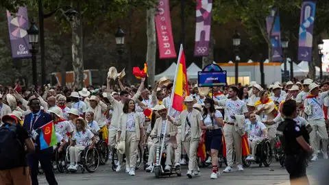 Marta Arce y Álvaro Valera desfilan como abanderados encabezando la representación española en la ceremonia de inauguración de los Juegos Paralímpicos de París 2024. Marta Arce y Álvaro Valera desfilan como abanderados encabezando la representación española en la ceremonia de inauguración de los Juegos Paralímpicos de París 2024.