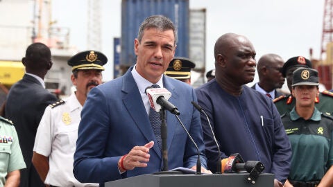  El presidente del Gobierno, Pedro S&aacute;nchez, se ha desplazado al puerto de Banjul (Gambia), donde ha mantenido un encuentro informal con los miembros de la Guardia Civil y de la Polic&iacute;a Nacional destacados en el pa&iacute;s. El jefe del Gobierno espa&ntilde;ol y el presidente de Gambia, Adama Barrow, sellaron este mi&eacute;rcoles el incremento de la colaboraci&oacute;n entre ambos pa&iacute;ses para fortalecer las v&iacute;as legales de migraci&oacute;n y luchar contra las mafias que trafican con personas.