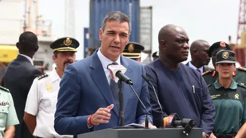 El presidente del Gobierno, Pedro Sánchez, se ha desplazado al puerto de Banjul (Gambia), donde ha mantenido un encuentro informal con los miembros de la Guardia Civil y de la Policía Nacional destacados en el país. El jefe del Gobierno español y el presidente de Gambia, Adama Barrow, sellaron este miércoles el incremento de la colaboración entre ambos países para fortalecer las vías legales de migración y luchar contra las mafias que trafican con personas. El presidente del Gobierno, Pedro Sánchez, se ha desplazado al puerto de Banjul (Gambia), donde ha mantenido un encuentro informal con los miembros de la Guardia Civil y de la Policía Nacional destacados en el país. El jefe del Gobierno español y el presidente de Gambia, Adama Barrow, sellaron este miércoles el incremento de la colaboración entre ambos países para fortalecer las vías legales de migración y luchar contra las mafias que trafican con personas.