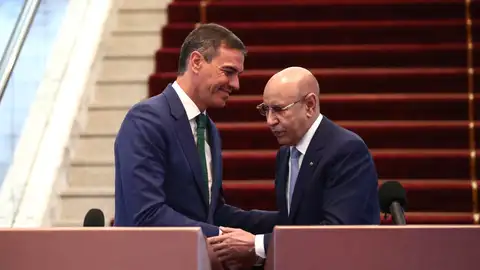 Una fotografía facilitada por el Palacio de la Moncloa muestra al presidente del Gobierno español, Pedro Sánchez, reunido con el presidente de Mauritania, Mohamed Ould Ghazouani Una fotografía facilitada por el Palacio de la Moncloa muestra al presidente del Gobierno español, Pedro Sánchez, reunido con el presidente de Mauritania, Mohamed Ould Ghazouani