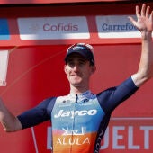 El ciclista irlandés del Jayco Alula, Eddie Dunbar, celebra en el podio su victoria en la undécima etapa de la Vuelta Ciclista a España, de 166,5 kilómetros con salida y meta en el Campus Tecnológico Cortizo, en Padrón (La Coruña), este miércoles. EFE/Javier Lizón