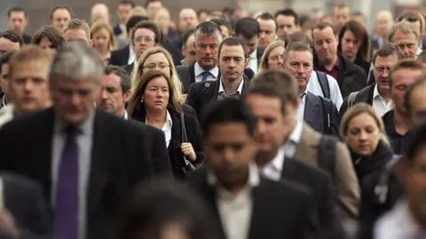 Los pasajeros caminan hacia el trabajo sobre el Puente de Londres el 5 de octubre de 2006 en Londres, Inglaterra. (Foto de Scott Barbour/Getty Images) Los pasajeros caminan hacia el trabajo sobre el Puente de Londres el 5 de octubre de 2006 en Londres, Inglaterra. (Foto de Scott Barbour/Getty Images)