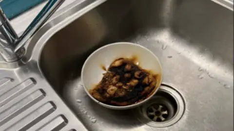 Una española provoca el desalojo de su edificio en Australia tras calentar una pizza en el microondas Una española provoca el desalojo de su edificio en Australia tras calentar una pizza en el microondas