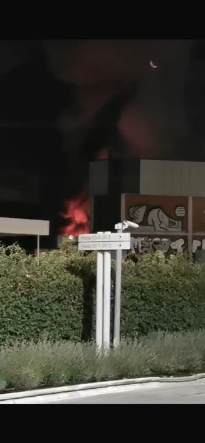 Un incendio calcina dos pabellones de una empresa cárnica en Vitoria Un incendio calcina dos pabellones de una empresa cárnica en Vitoria