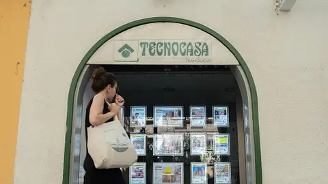 Fachada de una agencia inmobiliaria, el 17 de mayo de 2023 en Barcelona, Cataluña, España. Fachada de una agencia inmobiliaria, el 17 de mayo de 2023 en Barcelona, Cataluña, España.