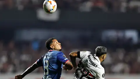 Fotografía de Juan Izquierdo (i) de Nacional durante un partido de vuelta de octavos de final de la Copa Libertadores entre Sao Paulo y Nacional en el estadio Morumbi en Sao Paulo (Brasil). Fotografía de Juan Izquierdo (i) de Nacional durante un partido de vuelta de octavos de final de la Copa Libertadores entre Sao Paulo y Nacional en el estadio Morumbi en Sao Paulo (Brasil).