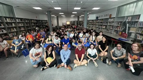 Foto de Pascual Molina en un acto con escolares en bibliotecas Foto de Pascual Molina en un acto con escolares en bibliotecas