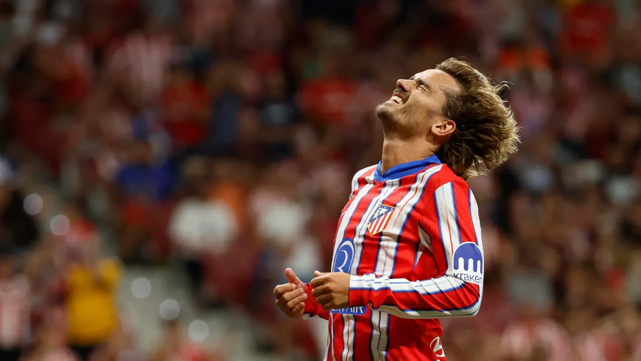 El delantero francés del Atlético de Madrid Antoine Griezmann se lamenta durante el partido de la tercera jornada de LaLiga que Atlético de Madrid y RCD Espanyol disputan hoy miércoles en el estadio Metropolitano, en Madrid.