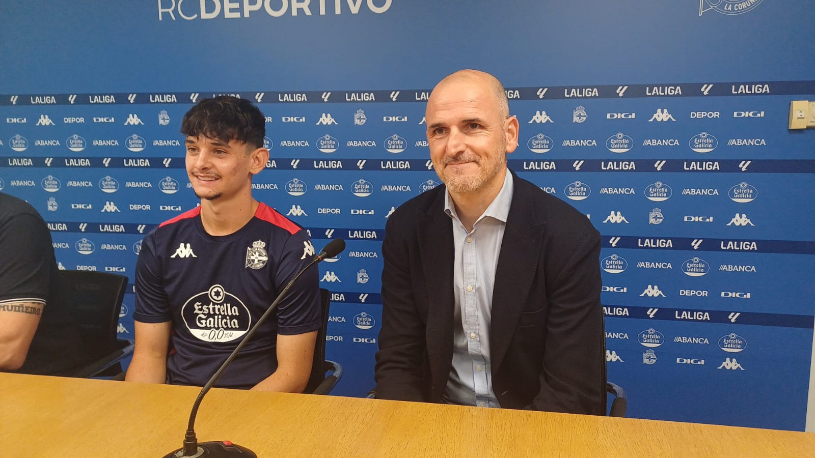 Charlie Patiño, privilegiado y honrado por vestir la camiseta del Deportivo y Hmírová destaca la profesionalidad del Dépor Abanca Charlie Patiño, privilegiado y honrado por vestir la camiseta del Deportivo y Hmírová destaca la profesionalidad del Dépor Abanca