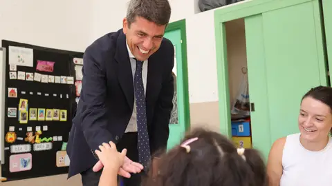 Mazón durante una visita a un centro escolar Mazón durante una visita a un centro escolar