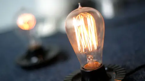 Una exhibición de bombillas incandescentes se observa en la tienda . (Ilustración fotográfica de Justin Sullivan/Getty Images)" Una exhibición de bombillas incandescentes se observa en la tienda . (Ilustración fotográfica de Justin Sullivan/Getty Images)"