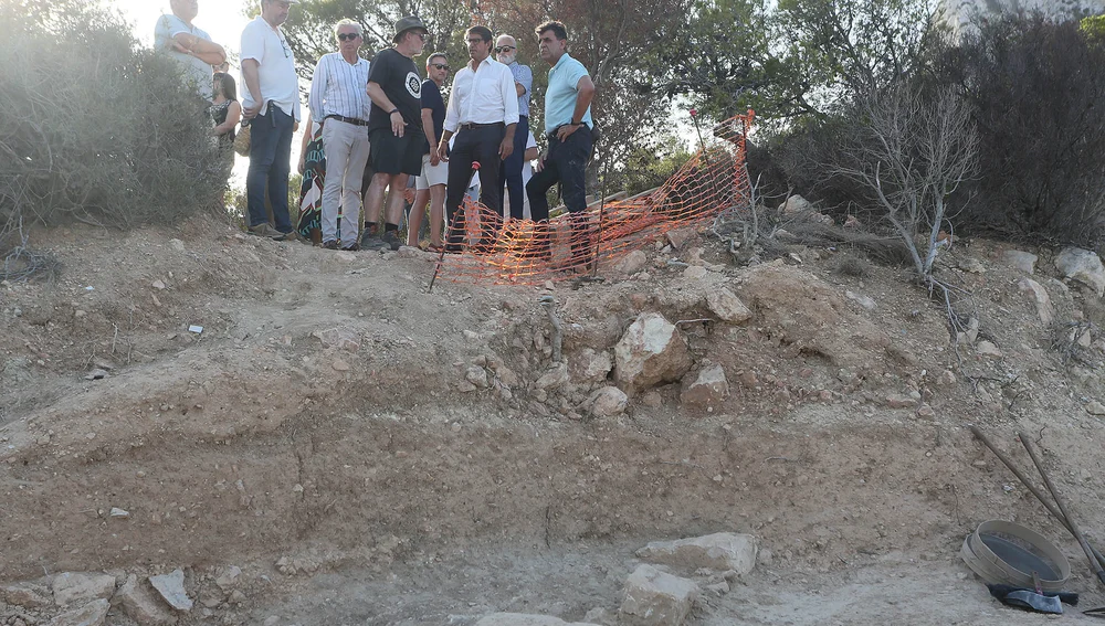 El diputado de Cultura, Juan de Dios Navarro, visita las excavaciones de la Pobla medieval d'Ifac de Calp El diputado de Cultura, Juan de Dios Navarro, visita las excavaciones de la Pobla medieval d'Ifac de Calp