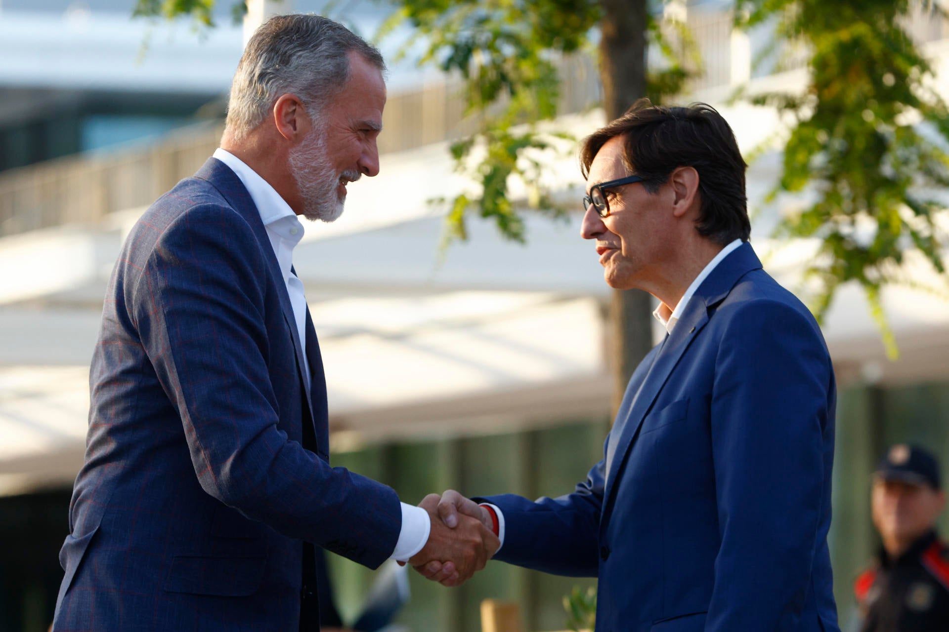 Illa recibe por primera vez al rey Felipe VI y recupera un gesto que evitaron los últimos presidentes en Cataluña Illa recibe por primera vez al rey Felipe VI y recupera un gesto que evitaron los últimos presidentes en Cataluña