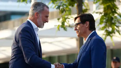Felipe VI (i) saluda la presidente de la Generalitat, Salvador Illa (d) al inicio de su visita este jueves al remodelado Port Olímpic de Barcelona, en la que es la primera visita del monarca, aficionado a la vela, en apoyo a la Louis Vuitton 37ª America’s Cup. Felipe VI (i) saluda la presidente de la Generalitat, Salvador Illa (d) al inicio de su visita este jueves al remodelado Port Olímpic de Barcelona, en la que es la primera visita del monarca, aficionado a la vela, en apoyo a la Louis Vuitton 37ª America’s Cup.
