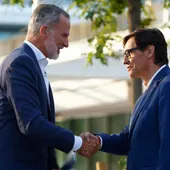 Felipe VI (i) saluda la presidente de la Generalitat, Salvador Illa (d) al inicio de su visita este jueves al remodelado Port Olímpic de Barcelona, en la que es la primera visita del monarca, aficionado a la vela, en apoyo a la Louis Vuitton 37ª America’s Cup. Felipe VI (i) saluda la presidente de la Generalitat, Salvador Illa (d) al inicio de su visita este jueves al remodelado Port Olímpic de Barcelona, en la que es la primera visita del monarca, aficionado a la vela, en apoyo a la Louis Vuitton 37ª America’s Cup.