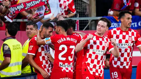 El delantero del Girona Abel Ruiz (i) celebra su gol durante el partido de la jornada 3 de LaLiga entre Girona y Osasuna. El delantero del Girona Abel Ruiz (i) celebra su gol durante el partido de la jornada 3 de LaLiga entre Girona y Osasuna.