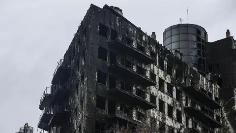 Fachada de los bloques incendiados en Campanar desescombro