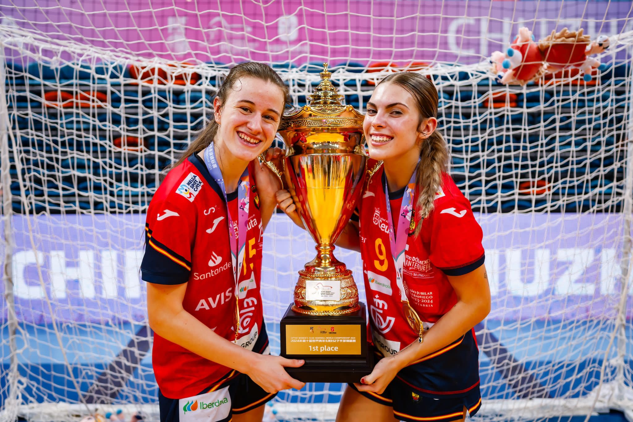 Dos ciudadrealeñas, Celia García y Nayra Solís, lucen el oro del mundial de balonmano juvenil Dos ciudadrealeñas, Celia García y Nayra Solís, lucen el oro del mundial de balonmano juvenil