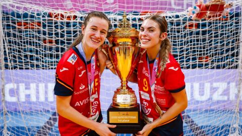 Celia Garc&iacute;a y Nayra Sol&iacute;s con la copa de campeonas del mundo