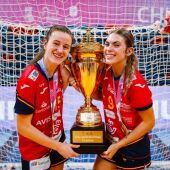 Celia García y Nayra Solís con la copa de campeonas del mundo