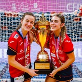 Celia García y Nayra Solís con la copa de campeonas del mundo Celia García y Nayra Solís con la copa de campeonas del mundo
