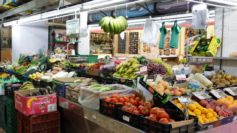 Imagen de archivo de un puesto de verduras y frutas en un mercado de Madrid. Imagen de archivo de un puesto de verduras y frutas en un mercado de Madrid.
