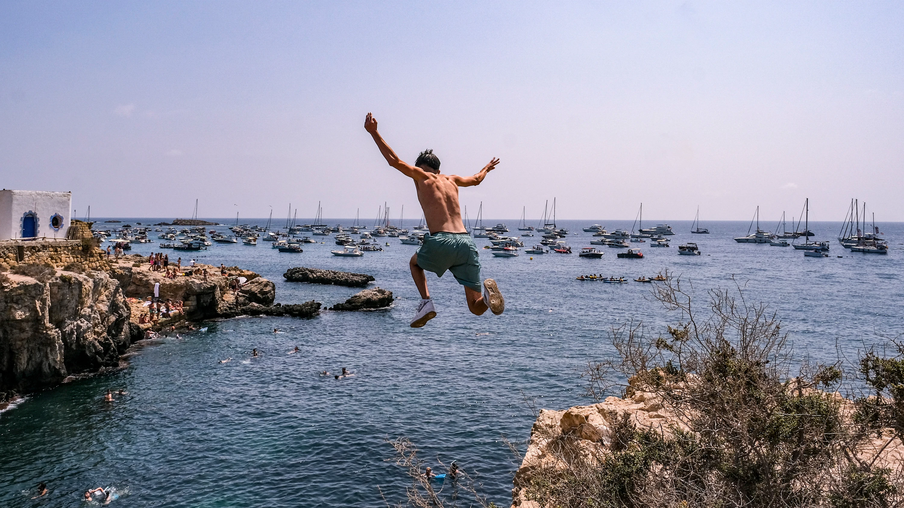 Los habitantes de la isla de Tabarca desean menos turistas en agosto y que lleguen más visitantes a lo largo del año Los habitantes de la isla de Tabarca desean menos turistas en agosto y que lleguen más visitantes a lo largo del año