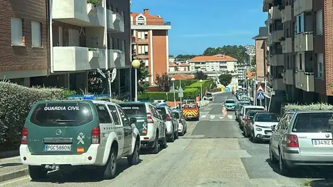 Detenido el hombre que llevaba desde el lunes encaramado a una ventana en Castro Urdiales Detenido el hombre que llevaba desde el lunes encaramado a una ventana en Castro Urdiales