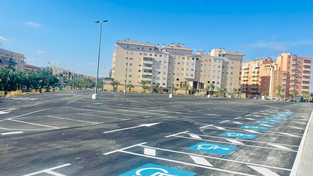Imagen de archivo de un aparcamiento en superficie en Elche.