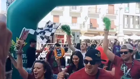 Salida de los equipos participantes en la Plaza del Torico DESAFIO BUÑUEL