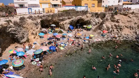 Numerosos bañistas se refresacan en las pequeñas playas de Tabarca, la isla alicantina que cada año atrae a miles de turistas. Los habitantes de la isla de Tabarca, la única habitada de la Comunitat Valenciana, desean menos turistas en agosto y que leguen más visitantes a lo largo del año. Numerosos bañistas se refresacan en las pequeñas playas de Tabarca, la isla alicantina que cada año atrae a miles de turistas. Los habitantes de la isla de Tabarca, la única habitada de la Comunitat Valenciana, desean menos turistas en agosto y que leguen más visitantes a lo largo del año.