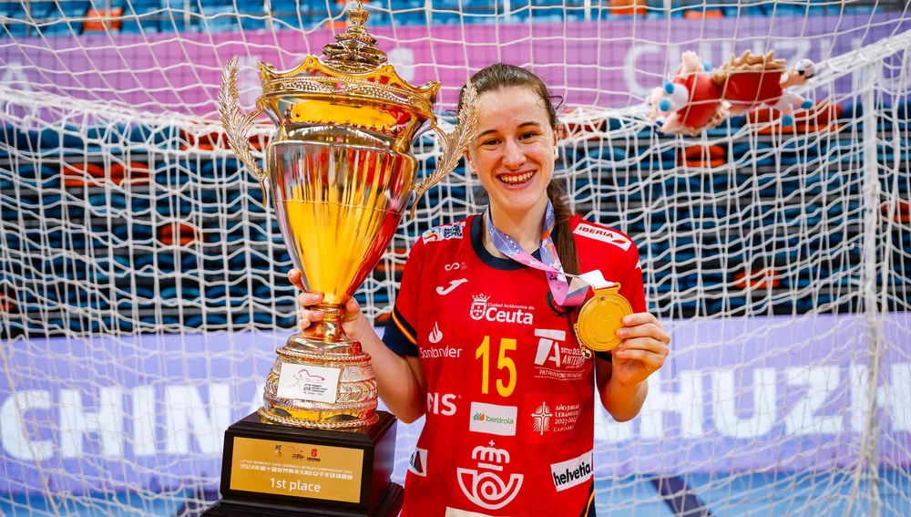 Celia García con la copa y la medalla de oro Celia García con la copa y la medalla de oro