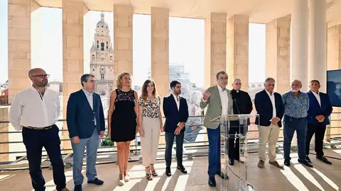 La lona que cubre la fachada de la Catedral se retirará el próximo lunes tras las obras de rehabilitación La lona que cubre la fachada de la Catedral se retirará el próximo lunes tras las obras de rehabilitación