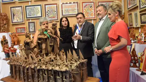 Obras de Tomás Bux con representantes políticos, entre ellos el alcalde de Cuenca, Darío Dolz, en la inauguración Obras de Tomás Bux con representantes políticos, entre ellos el alcalde de Cuenca, Darío Dolz, en la inauguración