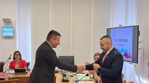 El concejal socialista, Diego Vila, durante la toma de posesión de su cargo durante el pleno. El concejal socialista, Diego Vila, durante la toma de posesión de su cargo durante el pleno.