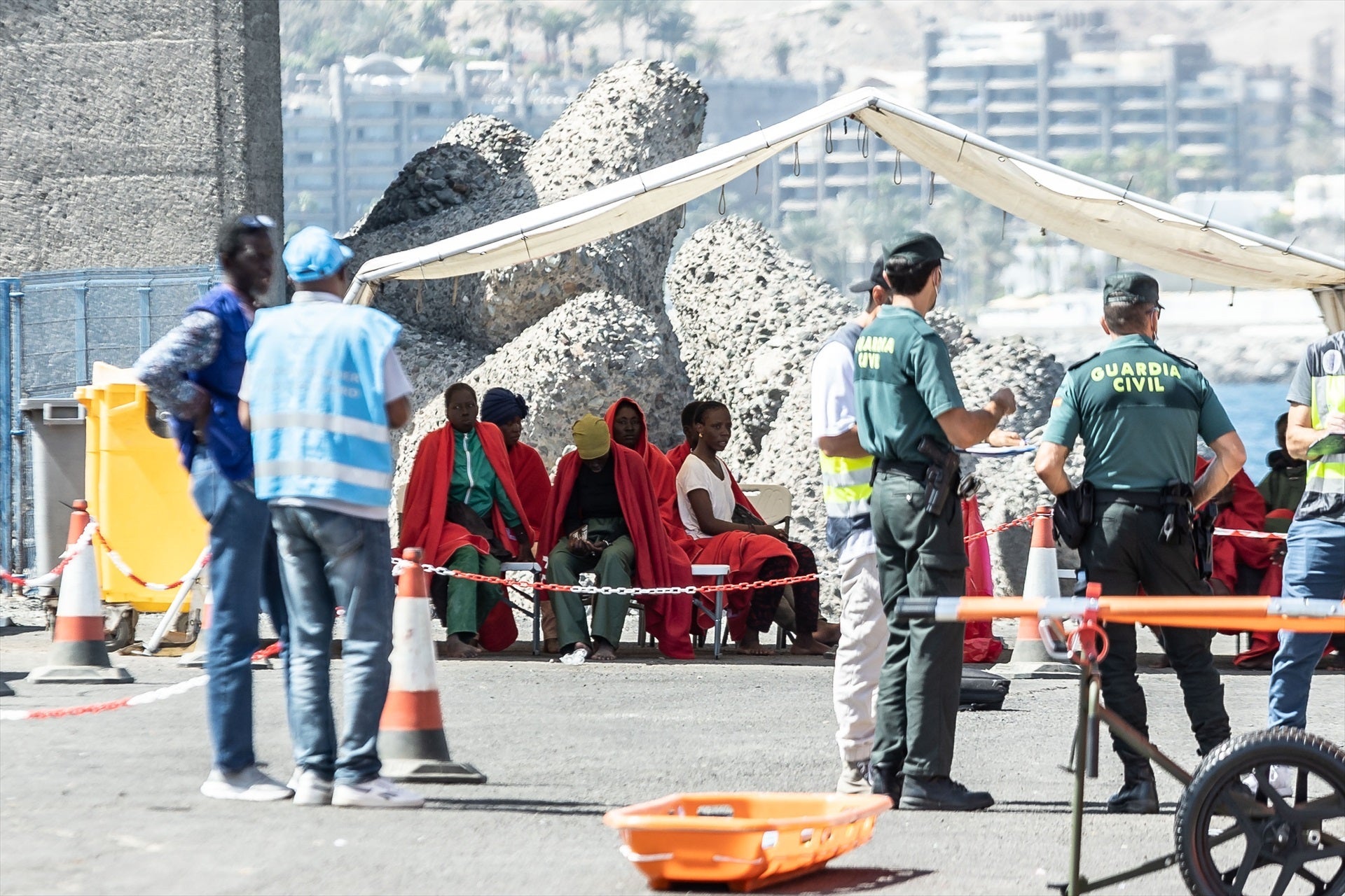 El PP reprocha a Sánchez su cambio de postura sobre las deportaciones y reclama disculpas ante las acusaciones de xenofobia El PP reprocha a Sánchez su cambio de postura sobre las deportaciones y reclama disculpas ante las acusaciones de xenofobia