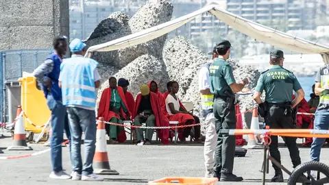 Imagen de archivo. Varios migrantes son atendidos por los Servicios de Emergencias en el Muelle de Arguineguín, a 28 de agosto de 2024, en Gran Canaria. Imagen de archivo. Varios migrantes son atendidos por los Servicios de Emergencias en el Muelle de Arguineguín, a 28 de agosto de 2024, en Gran Canaria.