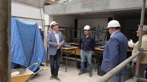 Europa Press - El conselleiro de Educación, Ciencia, Universidades e FP, Román Rodríguez, visita las obras de rehabilitación del Instituto IES Fernando Wirtz - MONCHO FUENTES